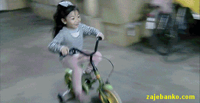 smiješna animacija - curica parkira bicikl