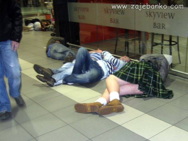Zaspali u zračnoj luci čekajući zrakoplov
