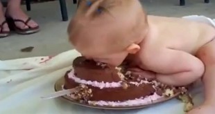 Beba slavi rođendan - smiješni snimak