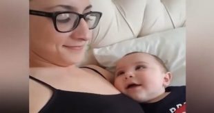 zaljubljena beba gleda svoju mamu